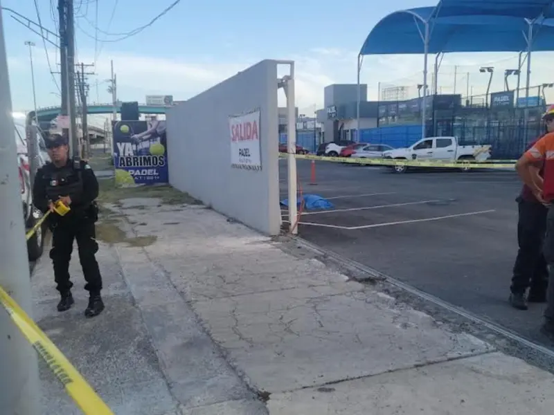 Portón cae sobre guardia de seguridad y lo mata