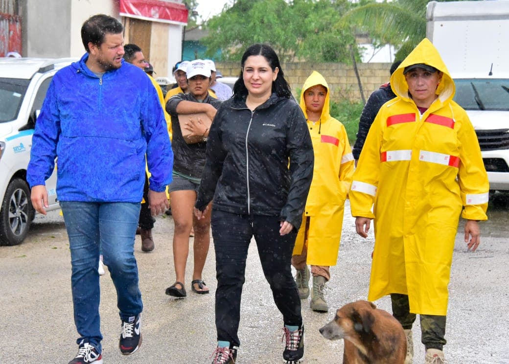 Estefanía Mercado recorre In House y atiende a las familias vulnerables tras el paso de Beryl
