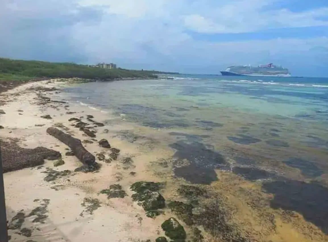 El mar se retira de la playa de Mahahual antes del impacto del huracán Beryl