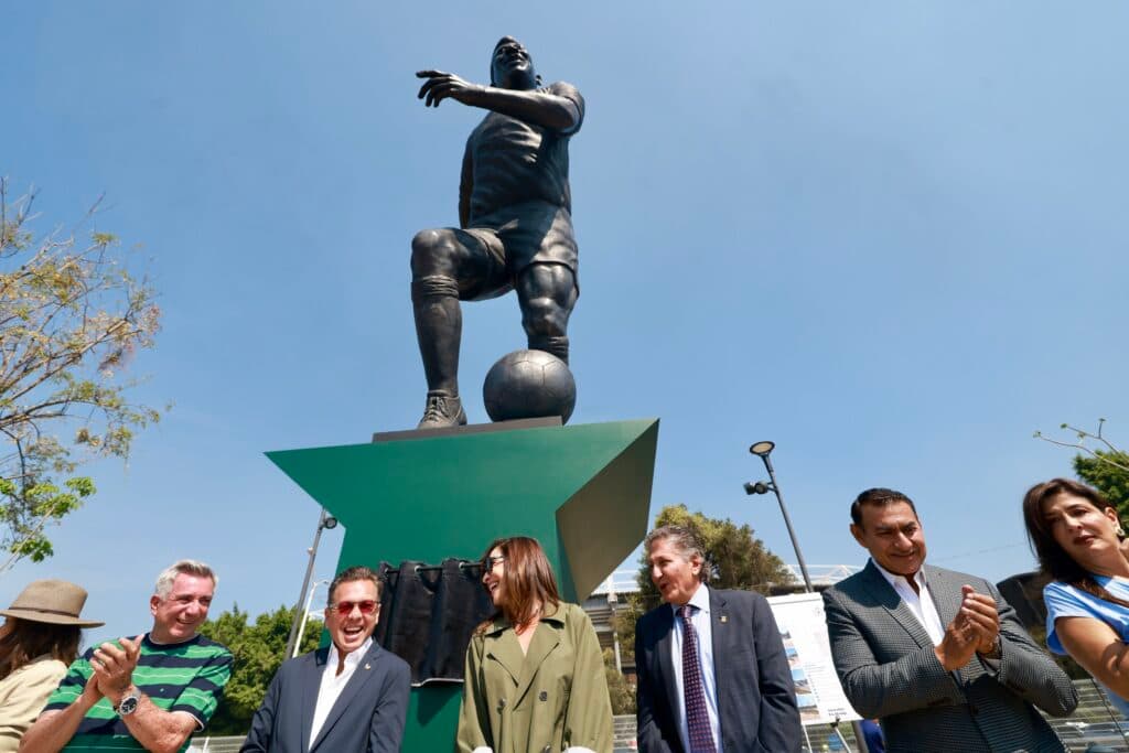 Inauguración de la escultura 'La Canarihna' en Guadalajara, con Pablo Lemus Navarro y asistentes aplaudiendo frente a la obra.