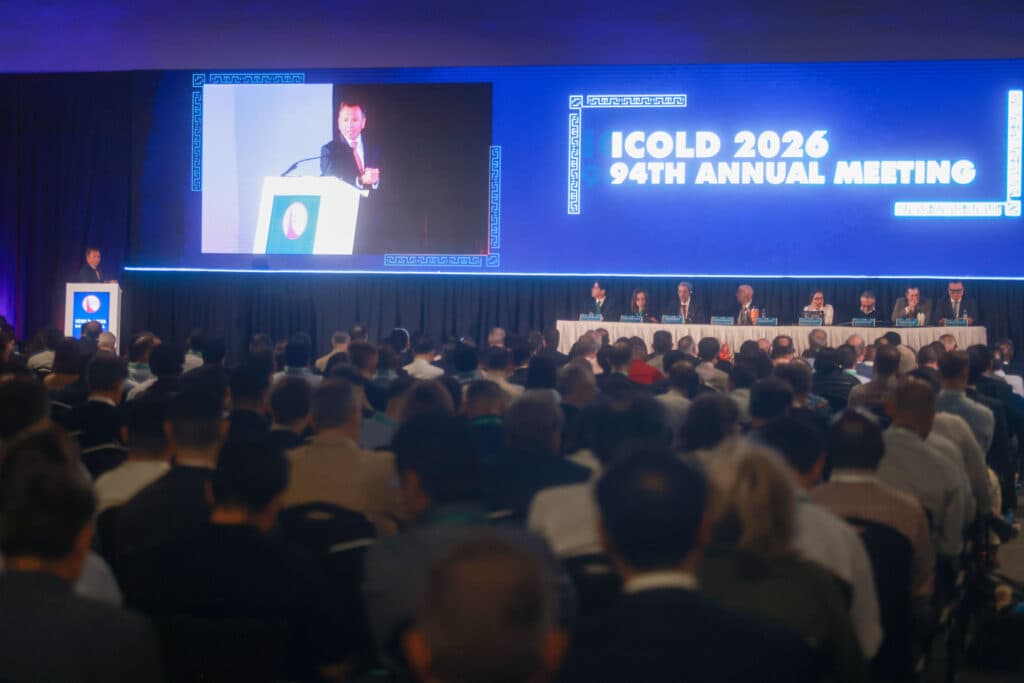 Pablo Lemus, Gobernador de Jalisco, en el podio durante la inauguración del 94ª Congreso Anual de ICOLD 2026 en Expo Guadalajara.