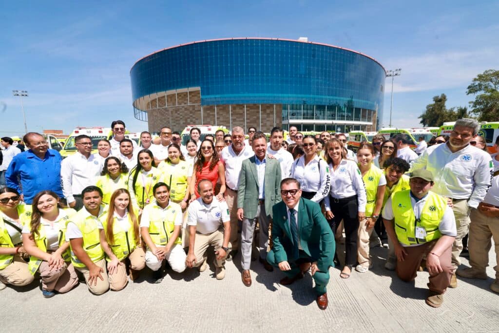 Pablo Lemus Navarro, Gobernador de Jalisco, junto a personal de salud y ambulancias en la entrega de vehículos de emergencia