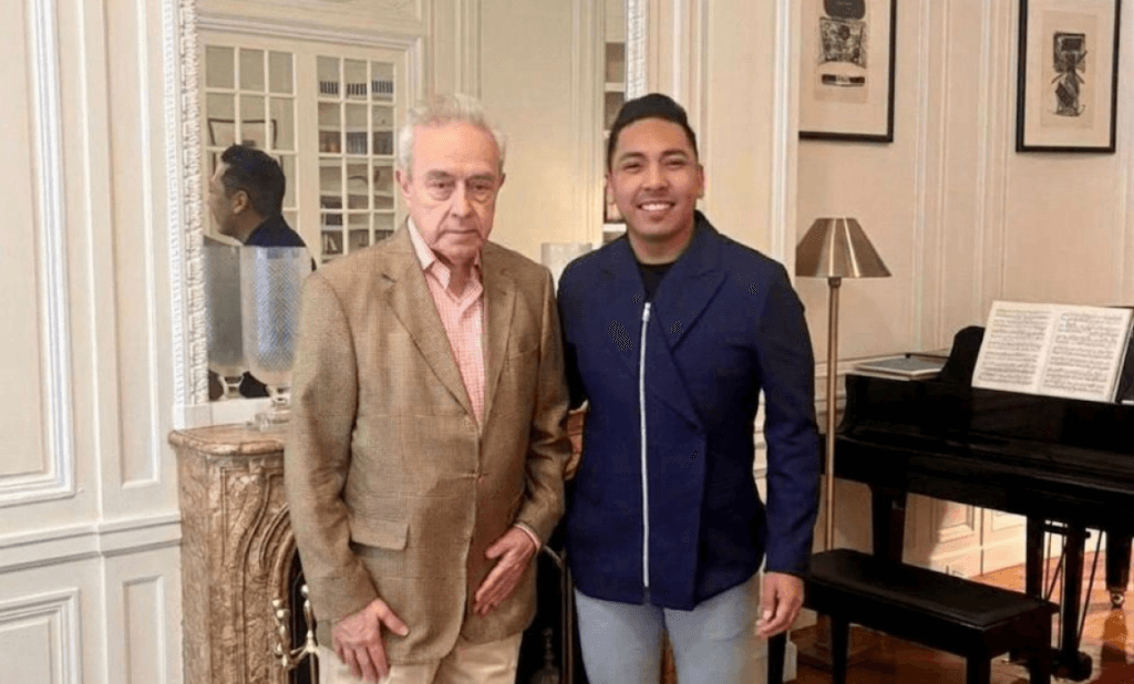 Yoshio Ávila y Héctor Vasconcelos posan juntos en la sede de la representación de México ante la ONU en Nueva York.