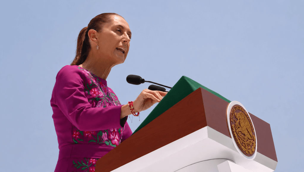 Claudia Sheinbaum, presidenta de México, pronuncia un discurso en un evento conmemorativo, defendiendo la fortaleza del Estado mexicano.