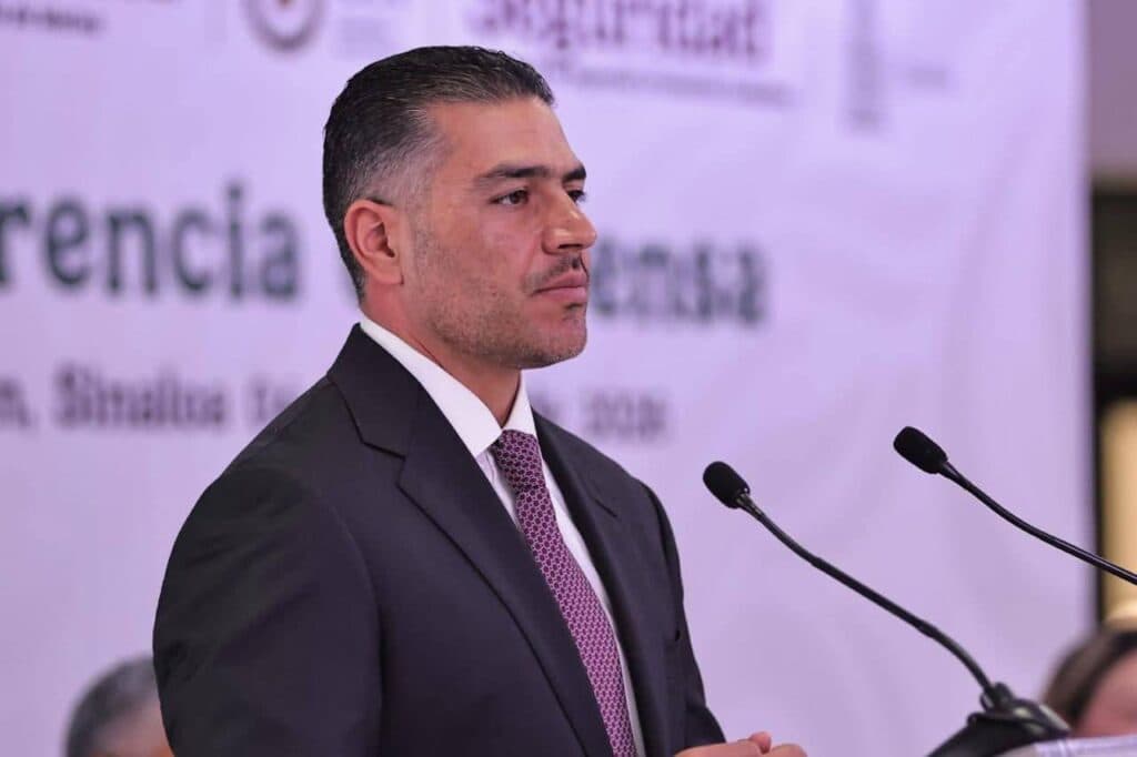 Omar García Harfuch en conferencia de prensa, destacando su papel en la seguridad pública y su perfil presidencial.