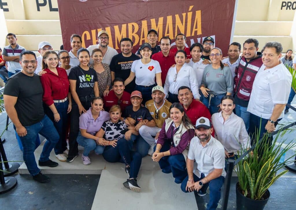Estefanía Mercado y un grupo de colaboradores posan durante la jornada de "Chambamanía" en Villas del Sol, Playa del Carmen.