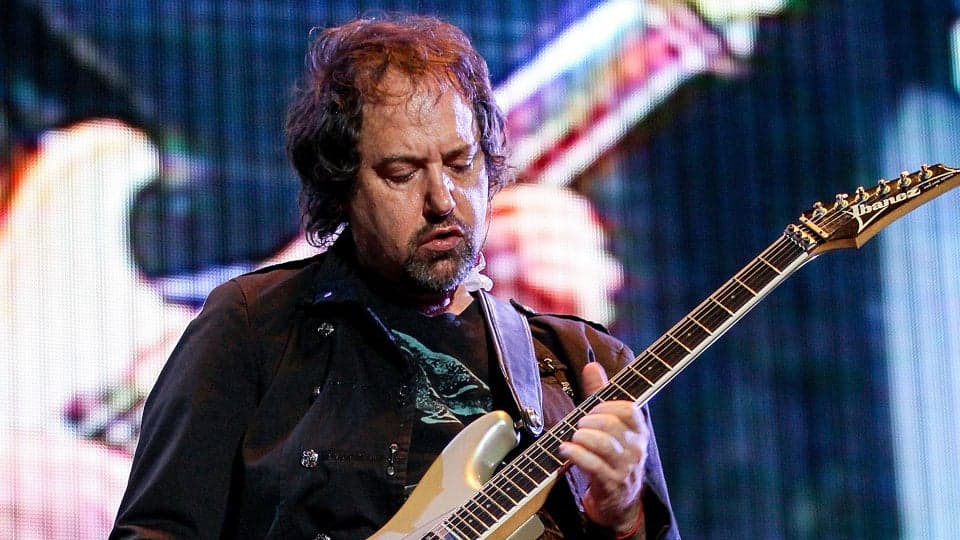 Alejandro Marcovich tocando la guitarra en un concierto, reconocido músico de la banda Caifanes, en un momento de intensa interpretación.