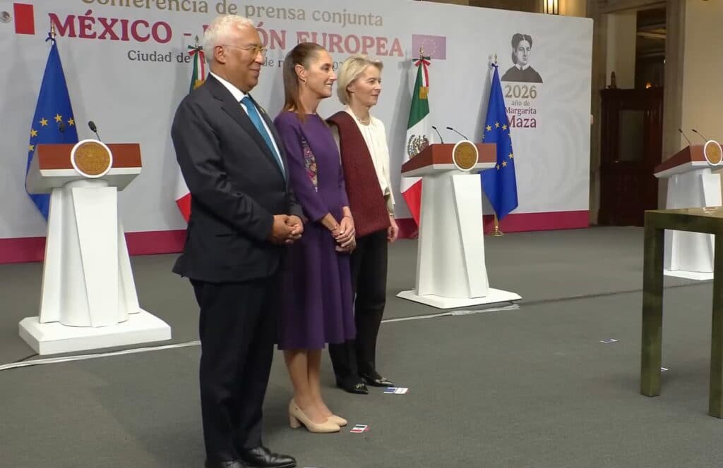 Claudia Sheinbaum y Ursula von der Leyen posan en la ceremonia de firma del Acuerdo Global Modernizado México-Unión Europea en Palacio Nacional.