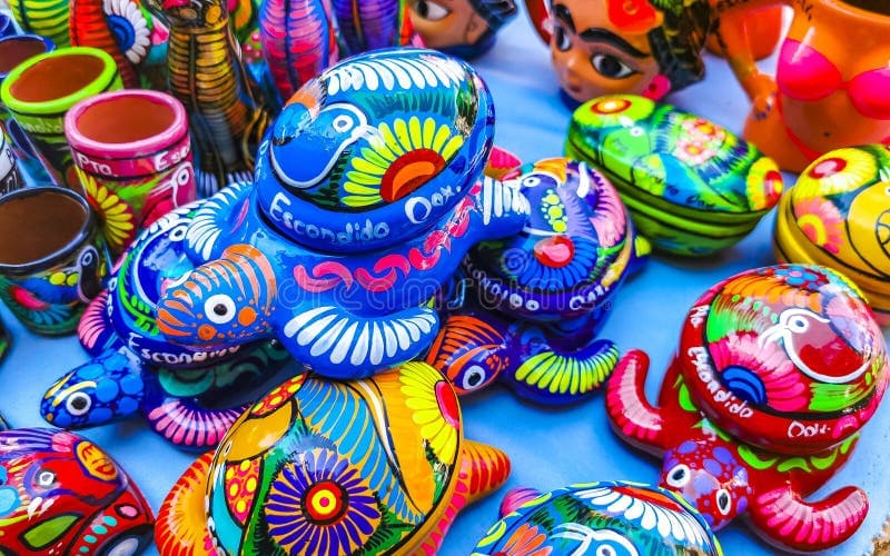 Coloridas piezas de artesanía mexicana, incluyendo tortugas y otros objetos decorativos, exhibidas en un mercado artesanal.