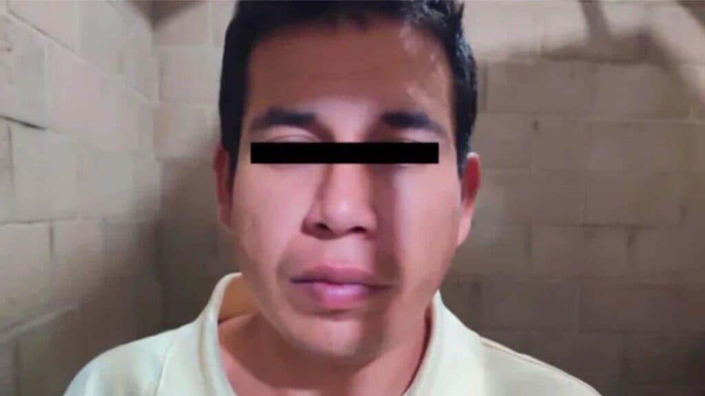 Hombre detenido por feminicidio de una niña en El Salto, con expresión seria y fondo de pared de ladrillo.