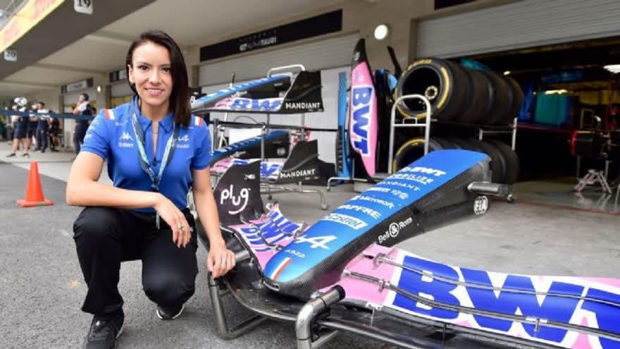 Dalia Carolina Ramos Guerra, responsable de Construcción y Pruebas en Alpine, posando junto a un auto de Fórmula 1 en el paddock.