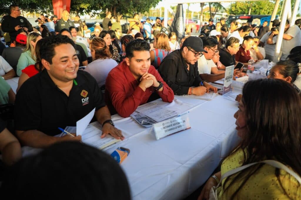 Ciudadanos participan en los Diálogos Ciudadanos en Puerto Aventuras, donde se discute la actualización del Plan Municipal