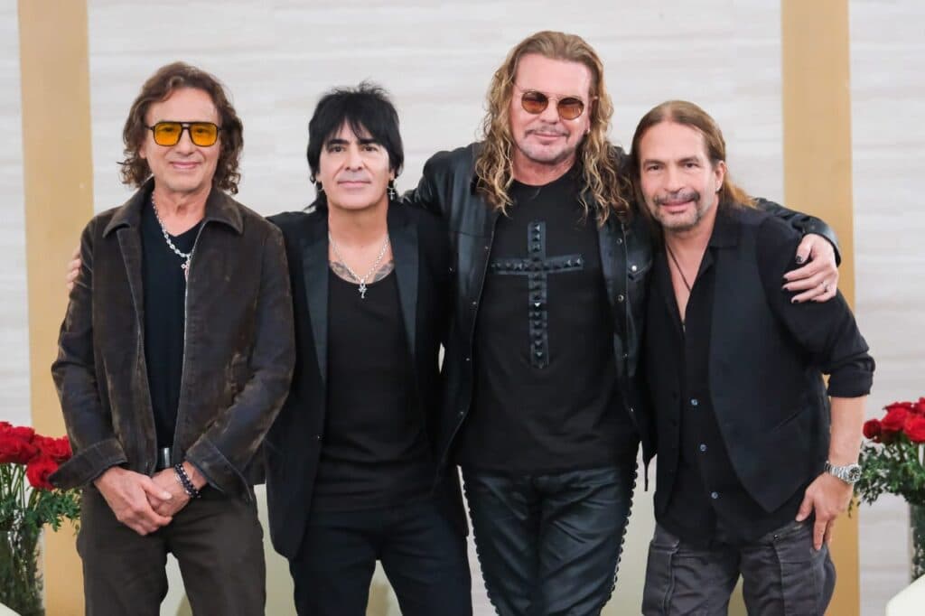 Miembros del grupo Maná posando juntos, promoviendo su concierto gratuito en la Glorieta de La Minerva durante la Copa Mundial de la FIFA™ 2026.