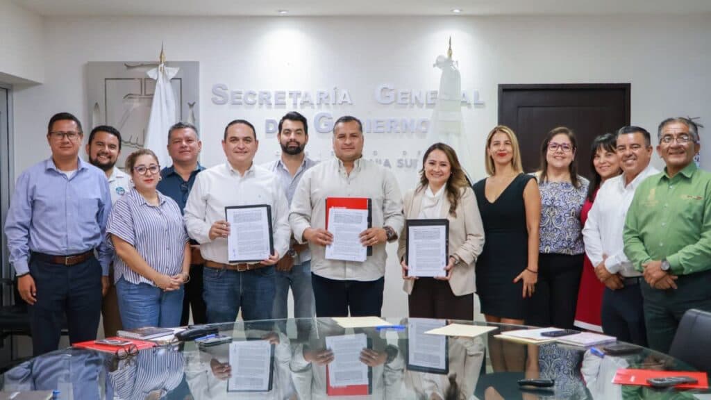 Saúl González y representantes de Santander firman convenio en la Secretaría General de Gobierno para apoyar a sudcalifornianos.