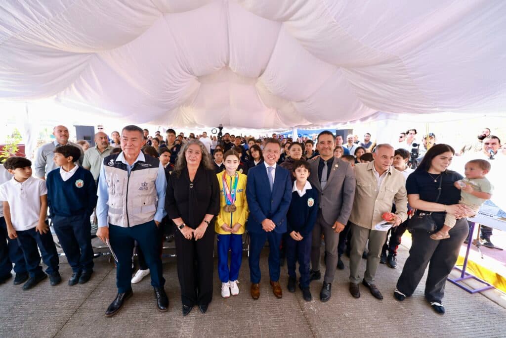 Inauguración del Libramiento Monte Everest en Zapotlanejo, con Pablo Lemus Navarro y asistentes, celebrando la obra que