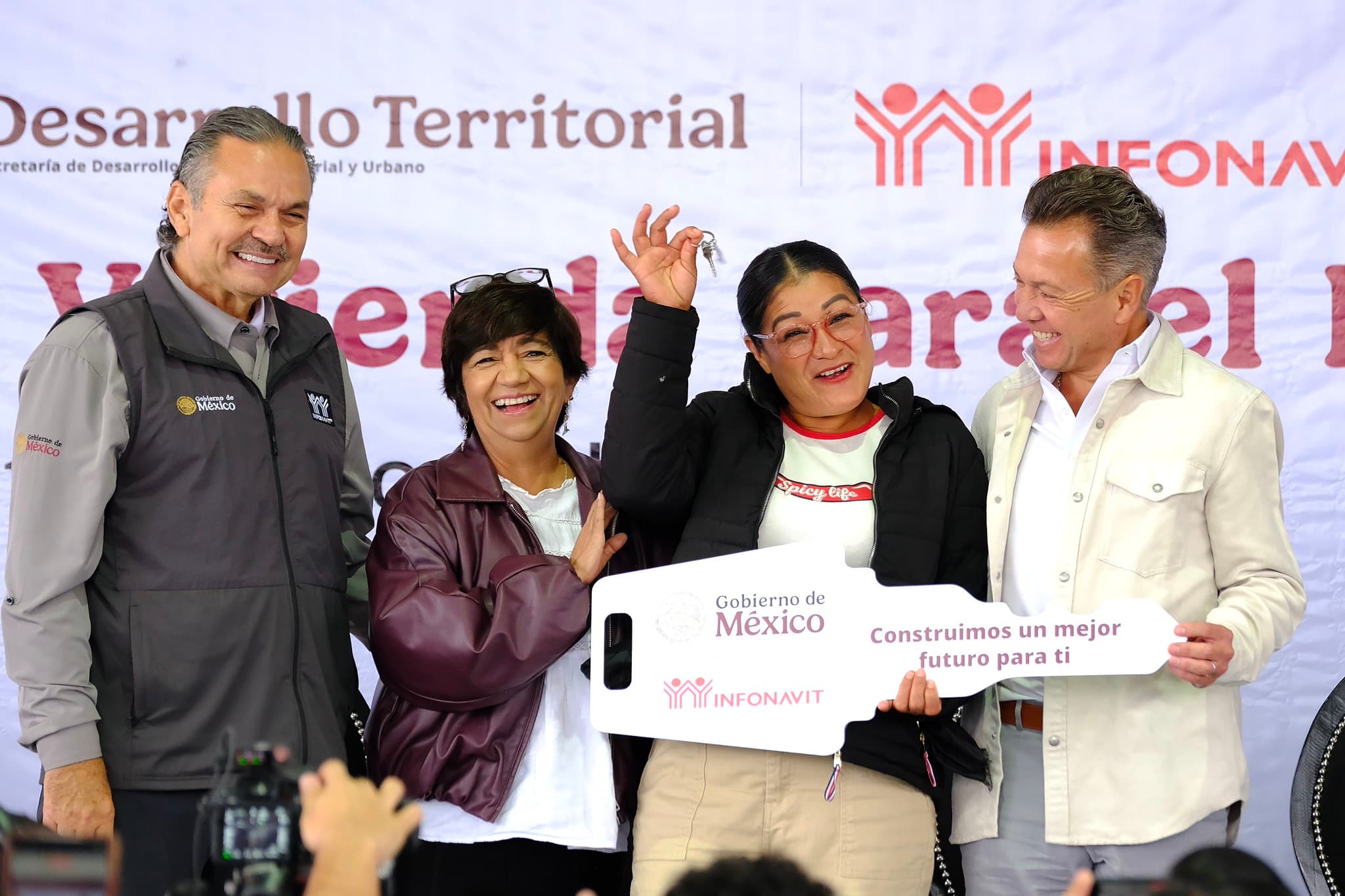 Pablo Lemus y Octavio Romero entregan llaves de vivienda a beneficiarios del programa Vivienda para el Bienestar en El Salto, Jalisco.