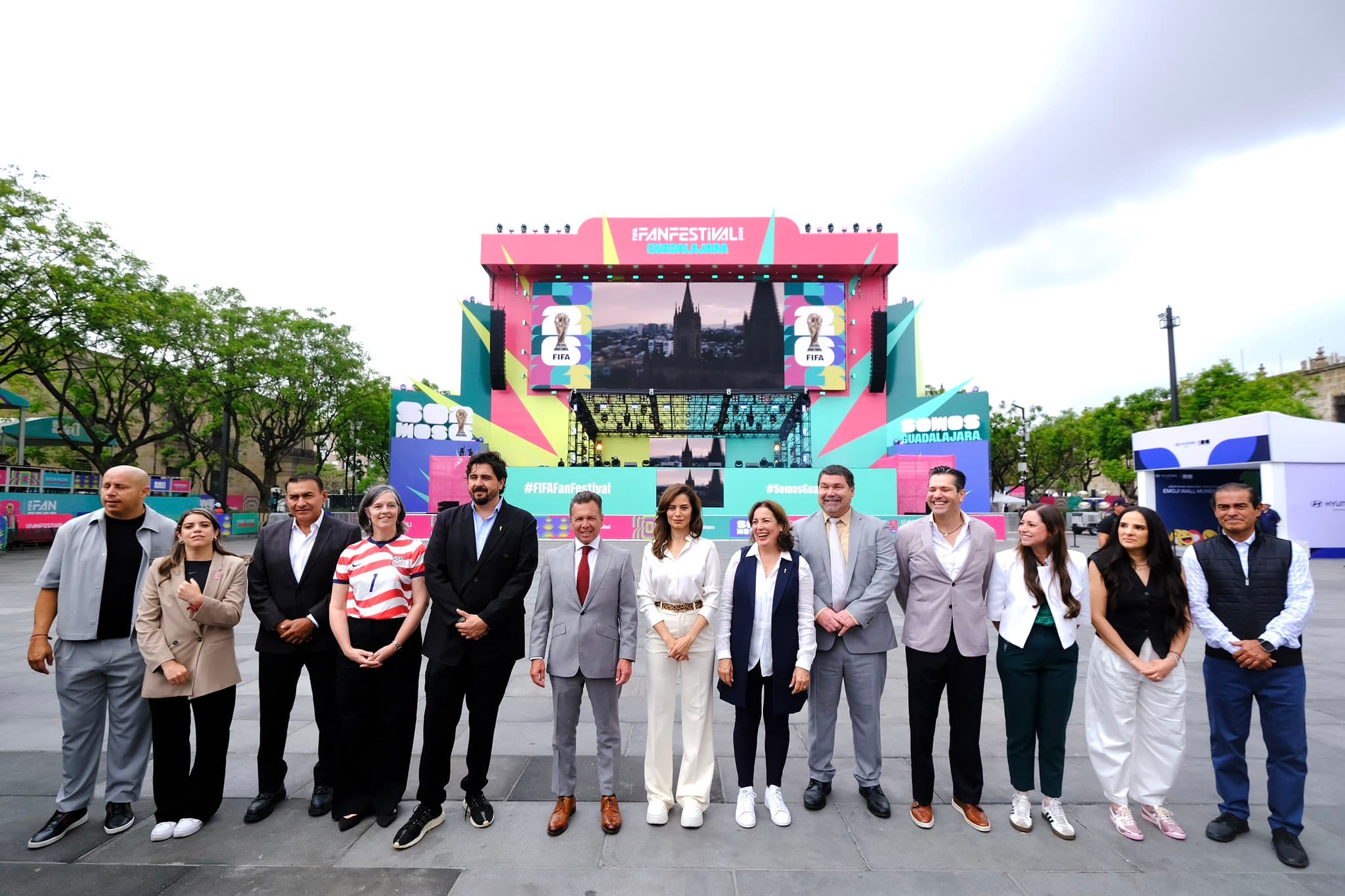 Pablo Lemus Navarro y autoridades locales durante el recorrido previo a la inauguración del FIFA Fan Festival™ en Guadalajara.