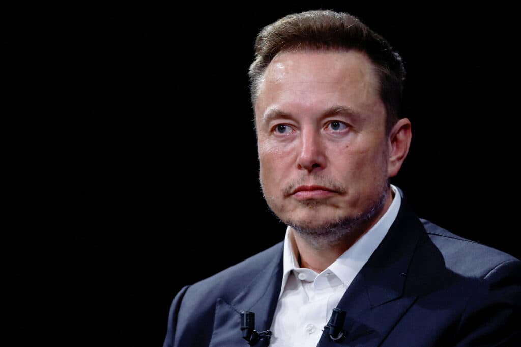 Elon Musk durante una entrevista, reflexionando sobre su posible fortuna de un billón de dólares tras la salida a bolsa de SpaceX.