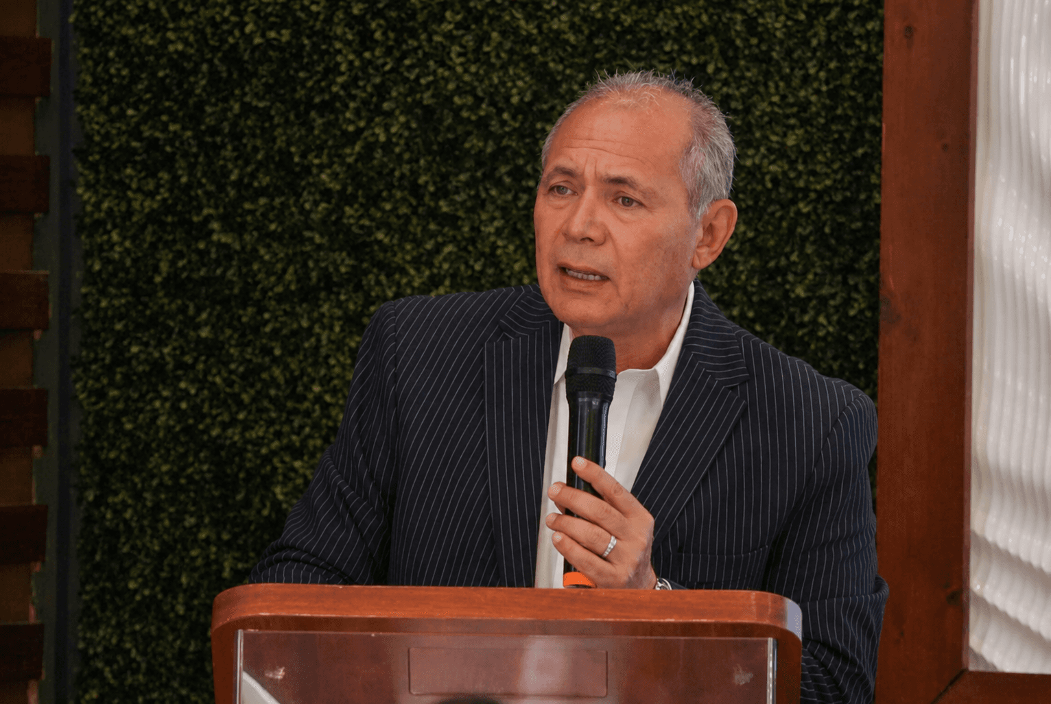 Marco Antonio Blásquez, exdiputado, habla en un evento en Tijuana, abordando temas de derechos personales y libertad de expresión.