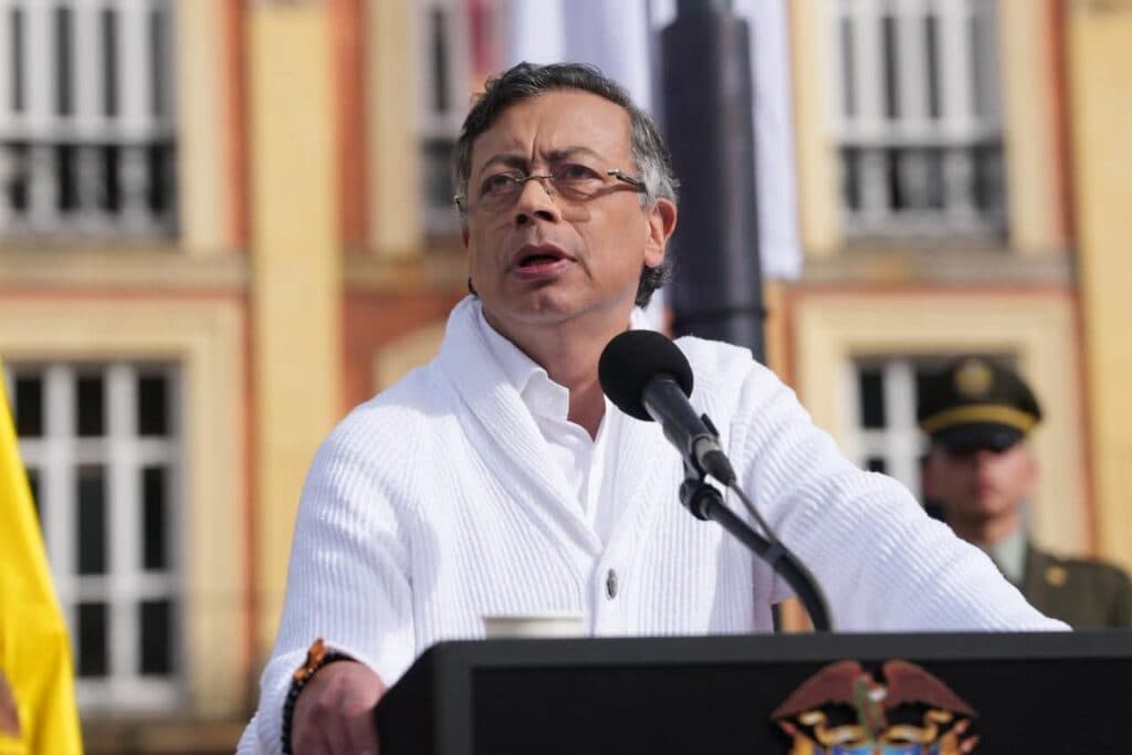 Gustavo Petro, presidente de Colombia, habla en un evento público, expresando su rechazo a los resultados del preconteo electoral.