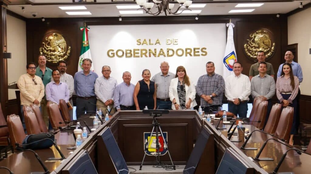 Saúl González y miembros del Consejo Coordinador Empresarial de La Paz en la Sala de Gobernadores, discutiendo desarrollo