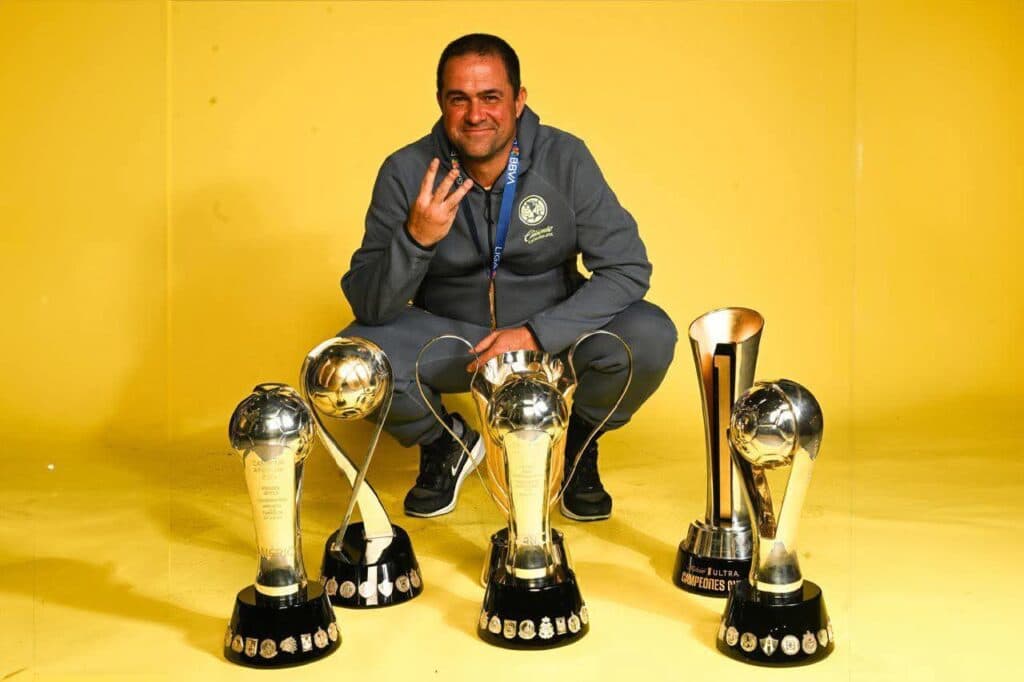 André Jardine se despide del Club América mostrando tres trofeos ganados durante su gestión como técnico.