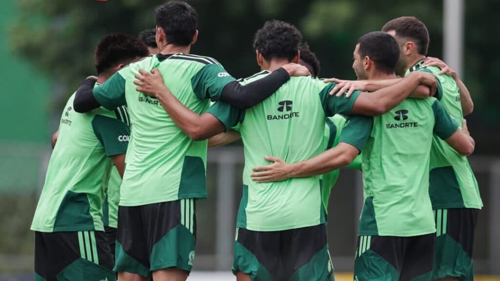 Jugadores de la Selección Mexicana se abrazan en un entrenamiento previo al debut en la Copa Mundial de la FIFA 2026 contra Sudáfrica.