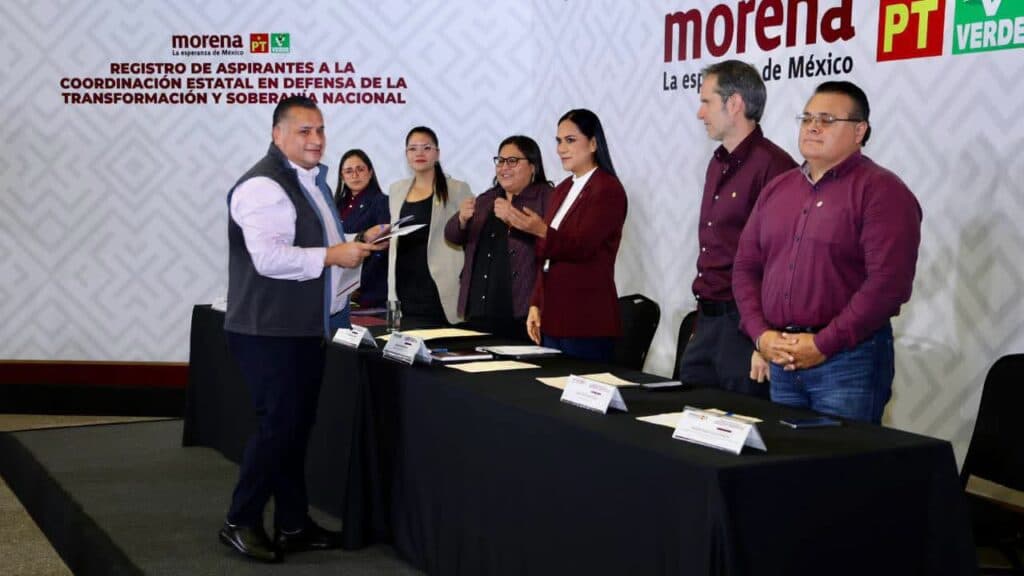 Saúl González Núñez presenta su registro como aspirante a la Coordinación de la Defensa de la Transformación en Morena, rodeado de simpatizantes.