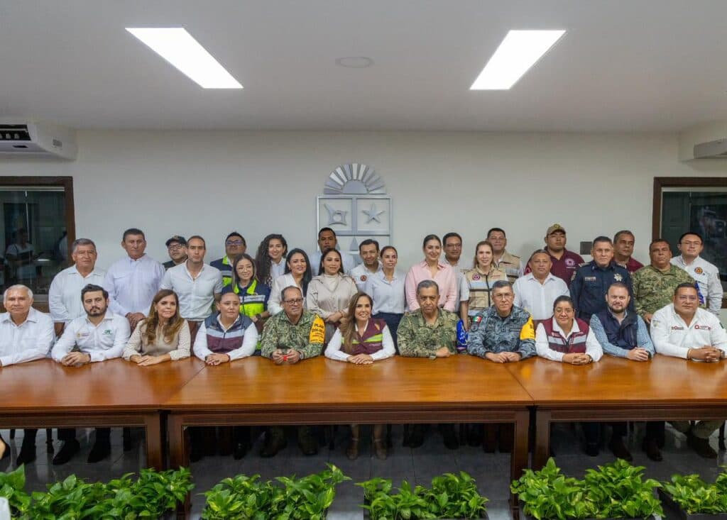Estefanía Mercado y autoridades de Protección Civil en la Primera Sesión Ordinaria del Consejo Estatal en Chetumal, Quintana Roo.