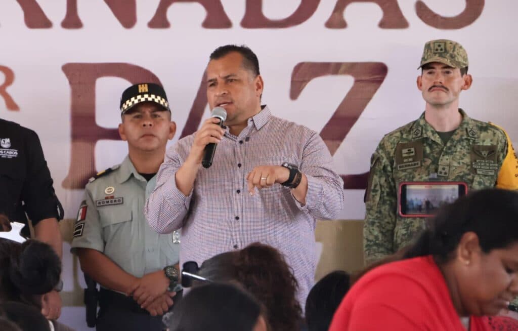 Saúl González Núñez habla en un evento sobre paz social, acompañado de policías y militares en Baja California Sur.