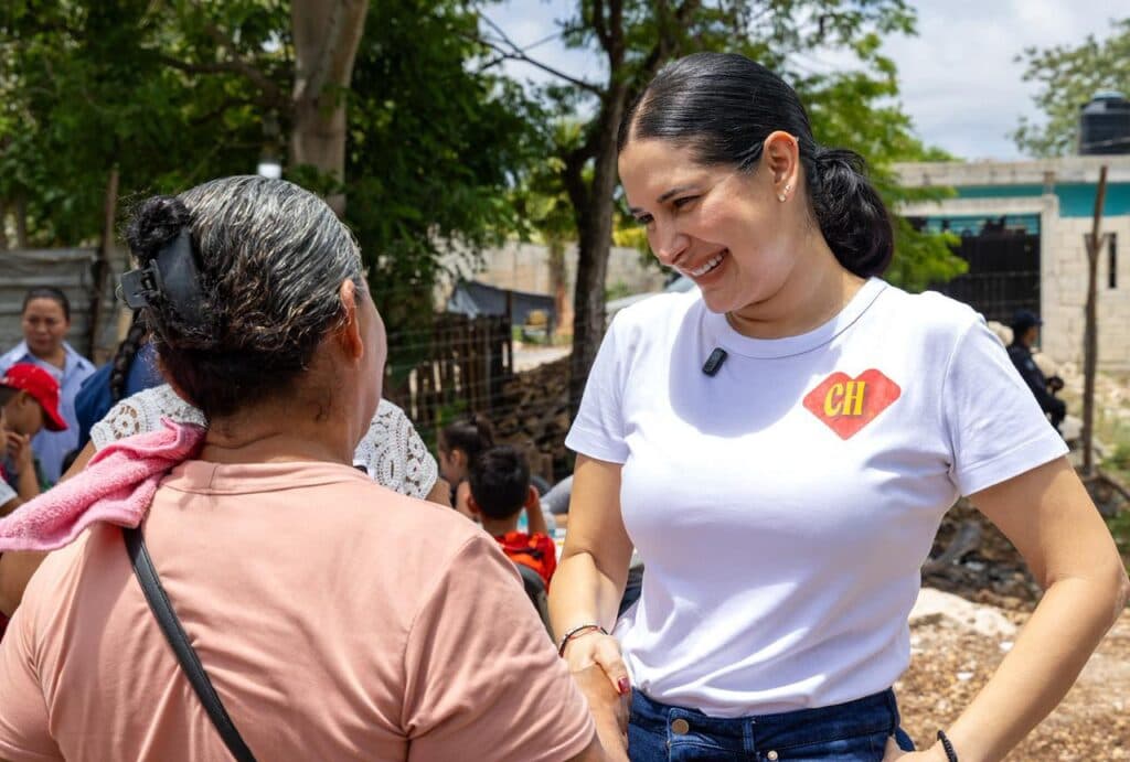 Estefanía Mercado sonríe mientras conversa con una mujer en la jornada “Tu identidad sin tanto choro” en la colonia Nueva Esperanza.