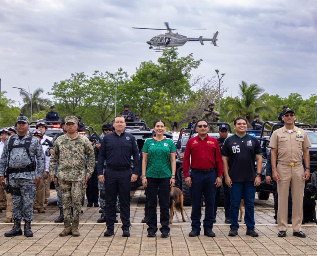 Estefanía Mercado junto a elementos de seguridad y un helicóptero sobrevolando durante el inicio del Operativo de Seguridad