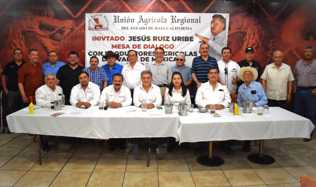 Jesús Ruiz Uribe en mesa de diálogo con agricultores del Valle de Mexicali, discutiendo soluciones a sus problemáticas.