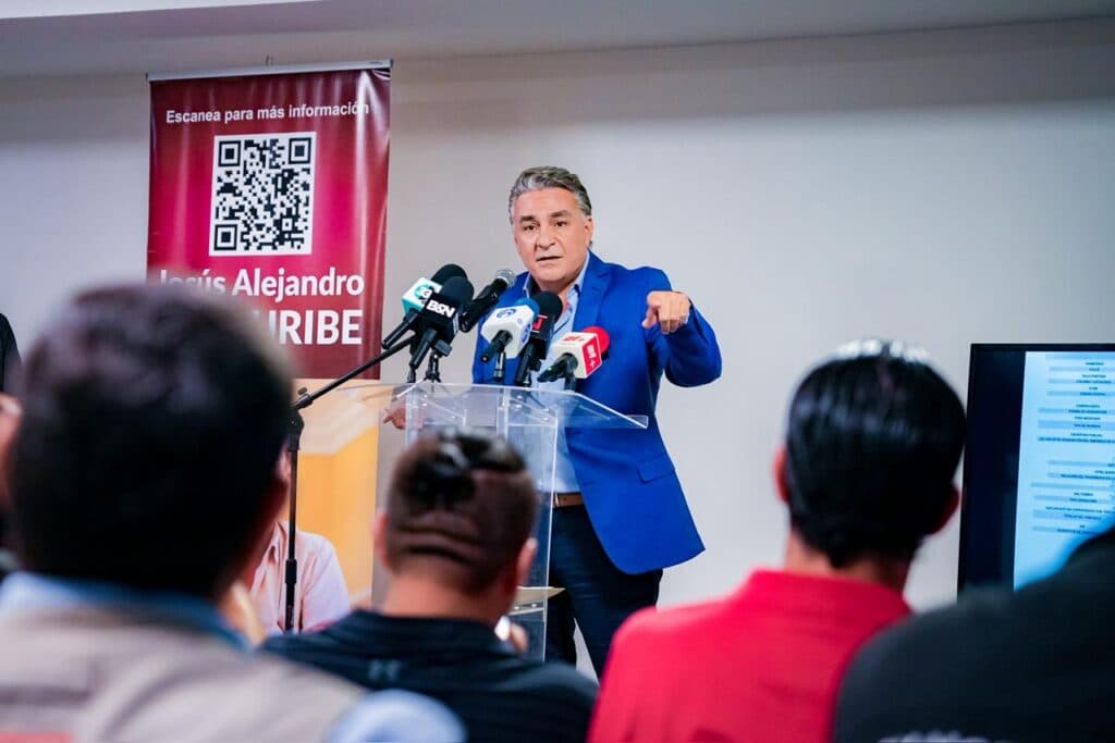 Jesús Alejandro Ruiz Uribe durante una conferencia de prensa en Tijuana, presentando sus declaraciones patrimoniales a los medios.
