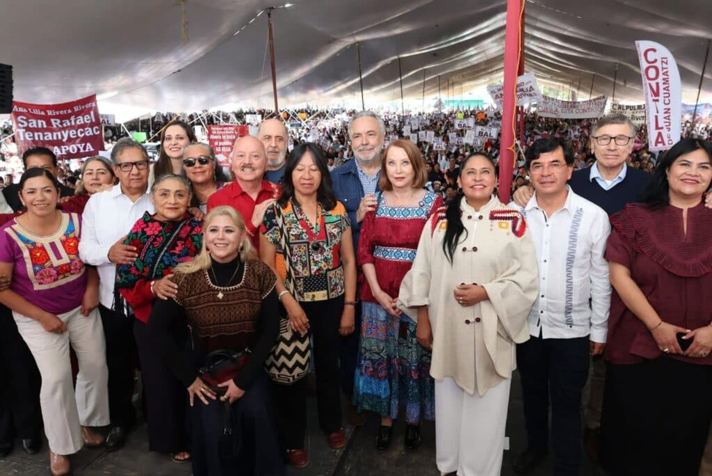 Senadora Ana Lilia Rivera junto a un grupo de simpatizantes y representantes políticos en el Segundo Informe de Actividades en Tlaxcala.