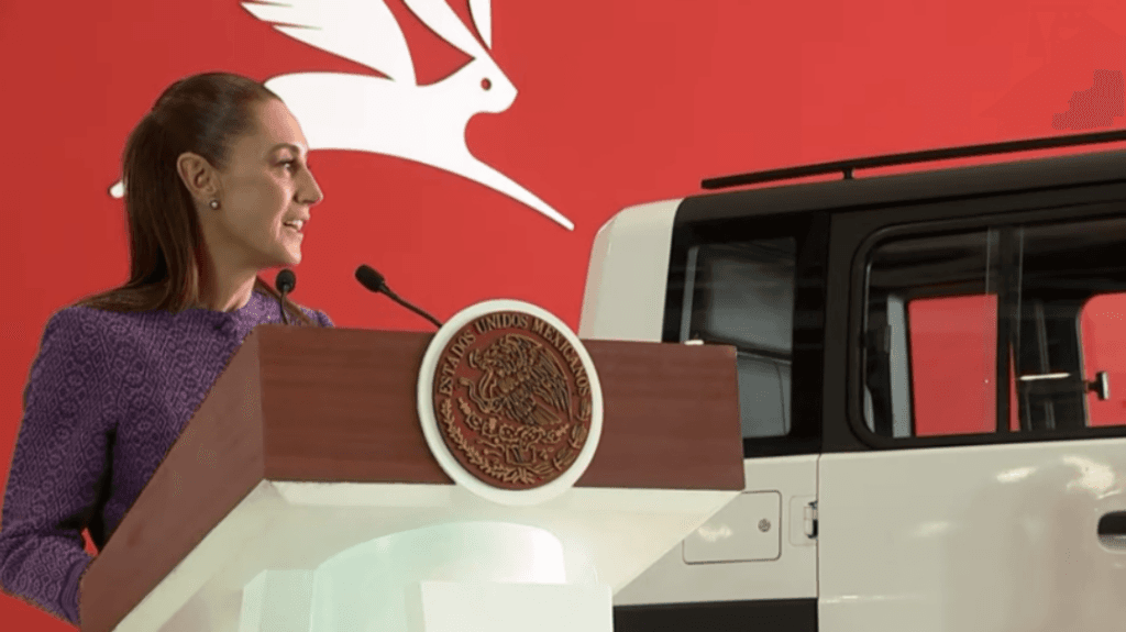 Claudia Sheinbaum presenta el prototipo Olinia Uno, auto eléctrico nacional, en un evento en la Base Militar de Santa Lucía.