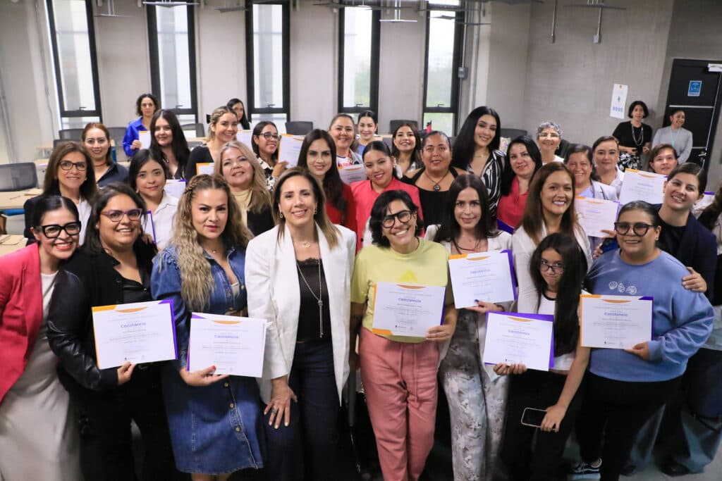 Grupo de 37 mujeres líderes de diversas fuerzas políticas y la sociedad civil posando con sus certificados tras finalizar el