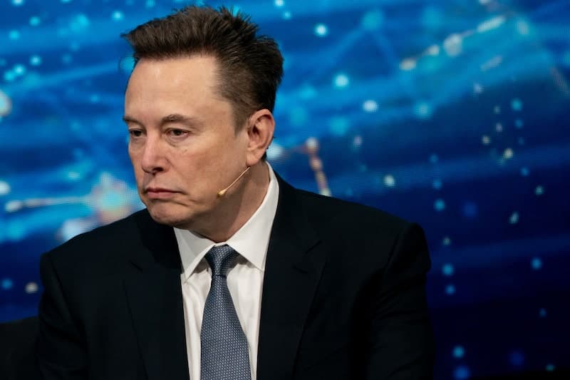Elon Musk con expresión seria durante un evento, reflejando la reciente caída en el valor de SpaceX y su impacto en su fortuna.