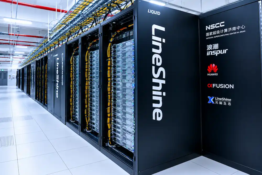 Superordenador LineShine en un centro de datos, marcando el liderazgo de China en tecnología de computación de alto rendimiento.