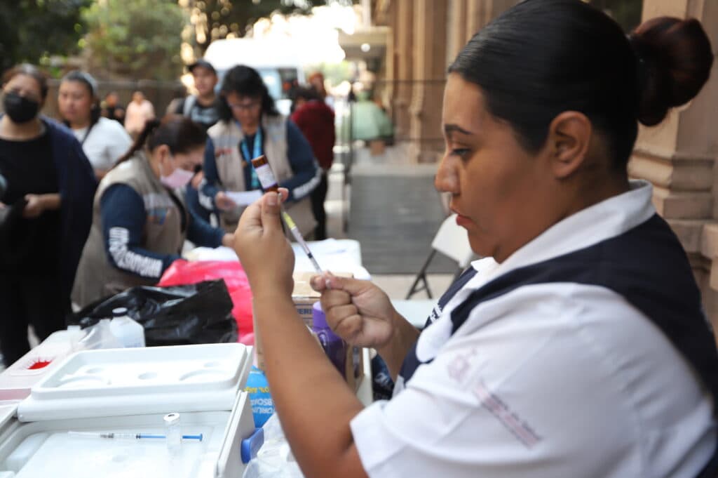 Personal de salud prepara una vacuna contra el sarampión en un módulo de vacunación en Guadalajara, Jalisco, durante el Mundial de Fútbol.
