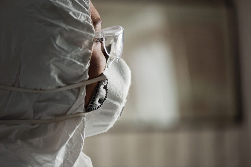 Profesional de la salud con equipo de protección personal, reflejando la activación de protocolos ante el caso de ébola en Francia.