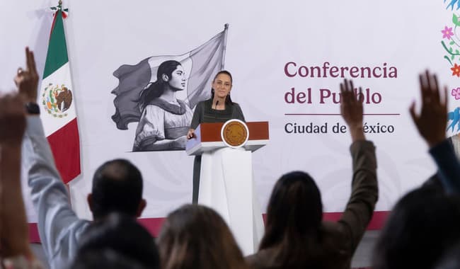 Claudia Sheinbaum Pardo durante la conferencia matutina en Palacio Nacional, destacando el crecimiento industrial y exportaciones de México.