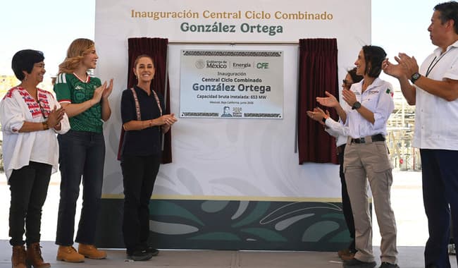 Claudia Sheinbaum y funcionarios celebran la inauguración de la Central Ciclo Combinado "González Ortega" en Mexicali,