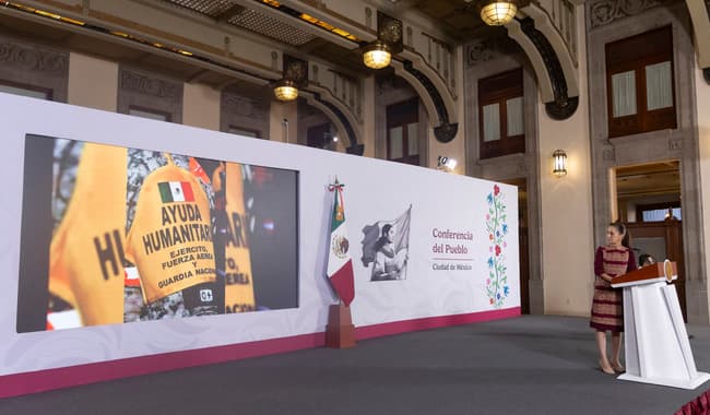 Cartel de ayuda humanitaria con la bandera de México en la conferencia de prensa matutina, donde se informa sobre el apoyo a Venezuela.