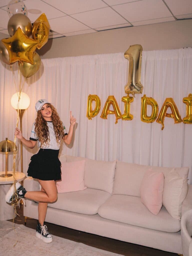 Shakira celebra el éxito de "Dai Dai" con globos dorados y un ambiente festivo en su hogar, destacando su logro en Spotify.
