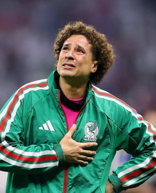 Portero de la selección mexicana con uniforme verde, visiblemente emocionado tras un partido del Mundial 2026.