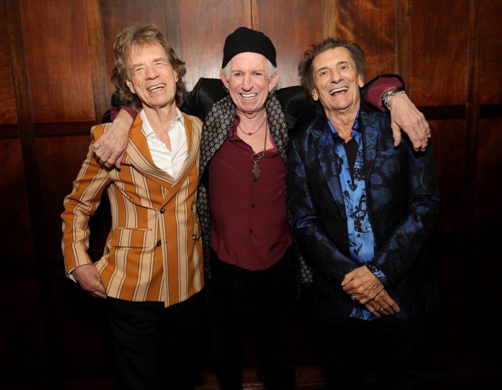 The Rolling Stones posan juntos con sonrisas, celebrando el lanzamiento de su nuevo álbum Foreign Tongues en un evento especial.