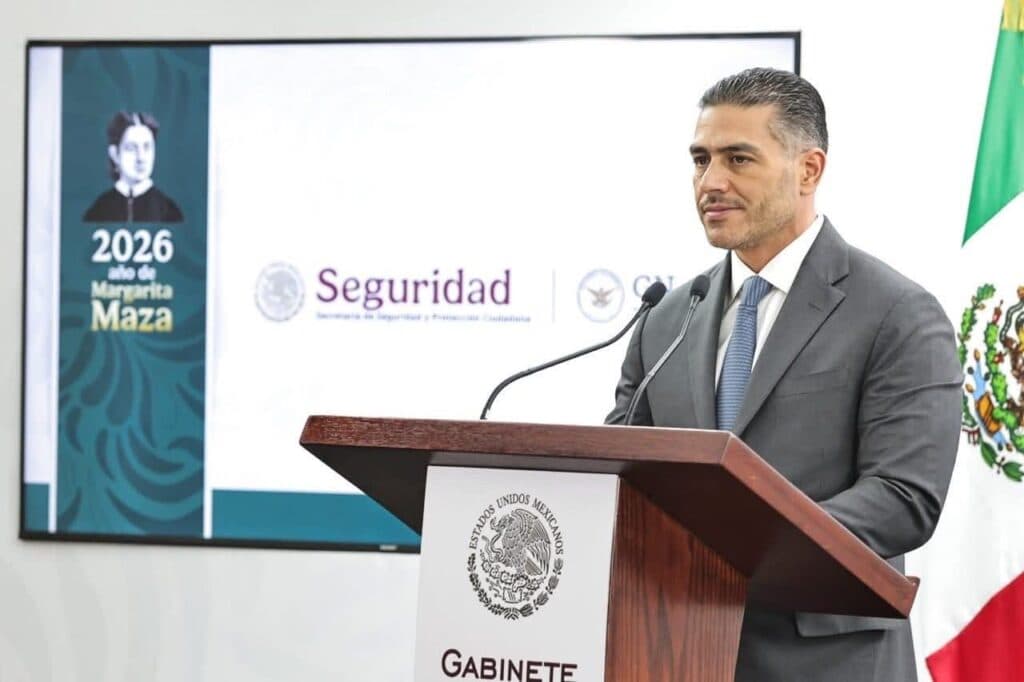 Omar García Harfuch durante una conferencia sobre avances en seguridad, destacando detenciones de fugitivos buscados por el FBI.