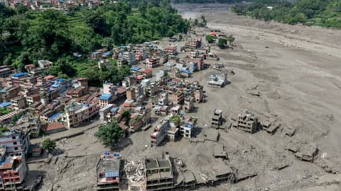 Destrucción en comunidades del distrito de Rasuwa, Nepal, tras inundaciones devastadoras que dejaron cientos de desaparecidos.