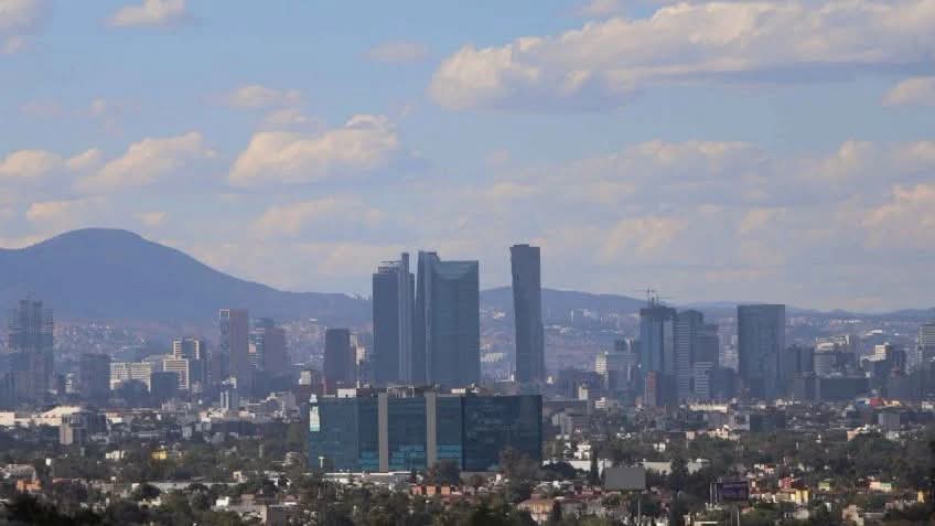 Vista panorámica de la Zona Metropolitana del Valle de México, con edificios altos y montañas al fondo, reflejando su expansión.